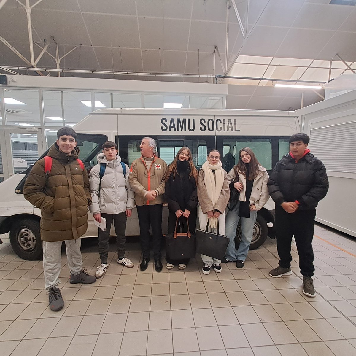 iesoMRM's tweet photo. ✨ ¡Aventura Erasmus+ en Le Mans! Sumérgete en solidaridad, tecnología y ODS. Visitamos Inservet y La Croix Rouge ⛑️, lanzamos cohetes  y culminamos con un día mágico en París 🇫🇷. #ErasmusPlus #aps #ODS https://t.co/a4wGGI8Ouw