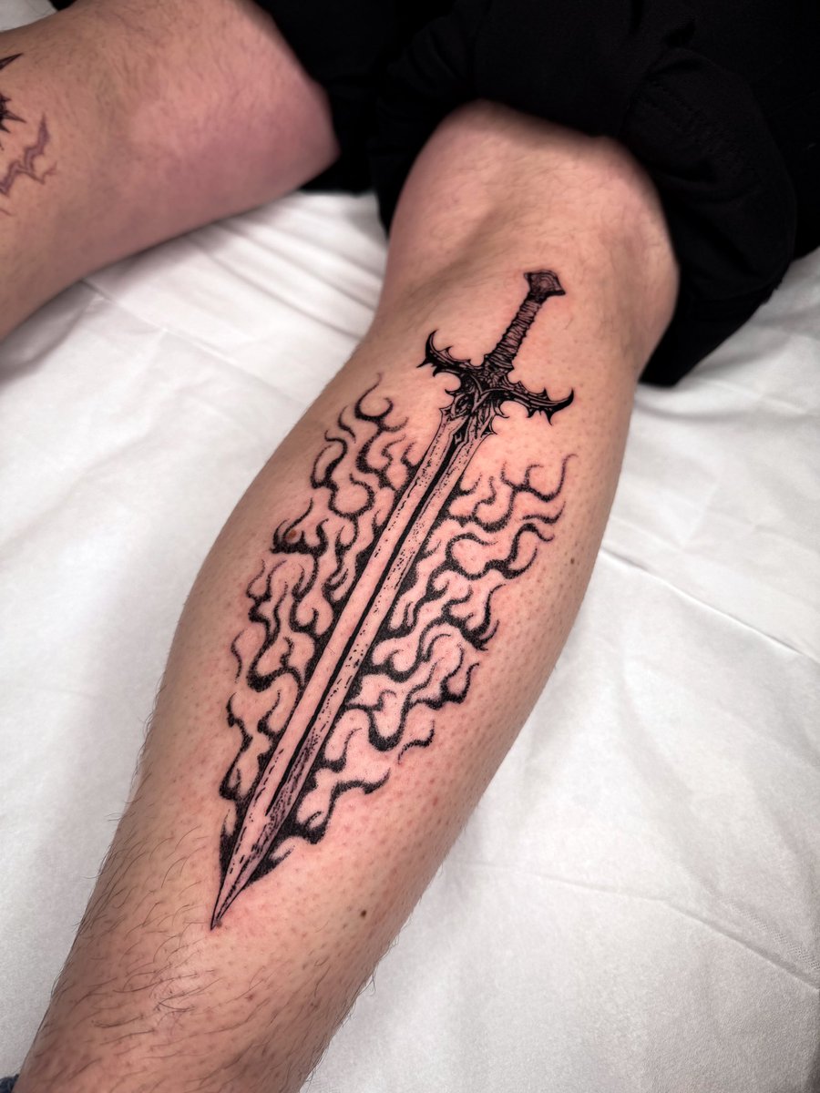 FANTASY FIRE SWORD // Paris 📍DM si tu veux un tattoo