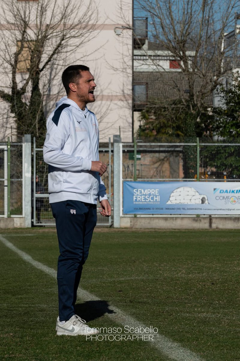 Da quando ho cambiato lavoro e non devo più calciare il pallone con il sinistro mi trovo decisamente a mio agio.

#5febbraio #football #allenatore #Mestre #Seried