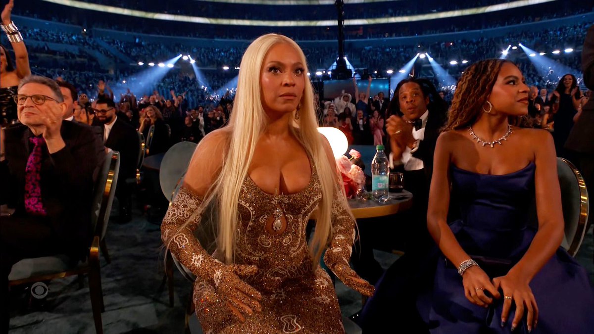 ‼️HOT TOPIC‼️

Did Beyonce deserve AOTY??? And if not her, who did??👀