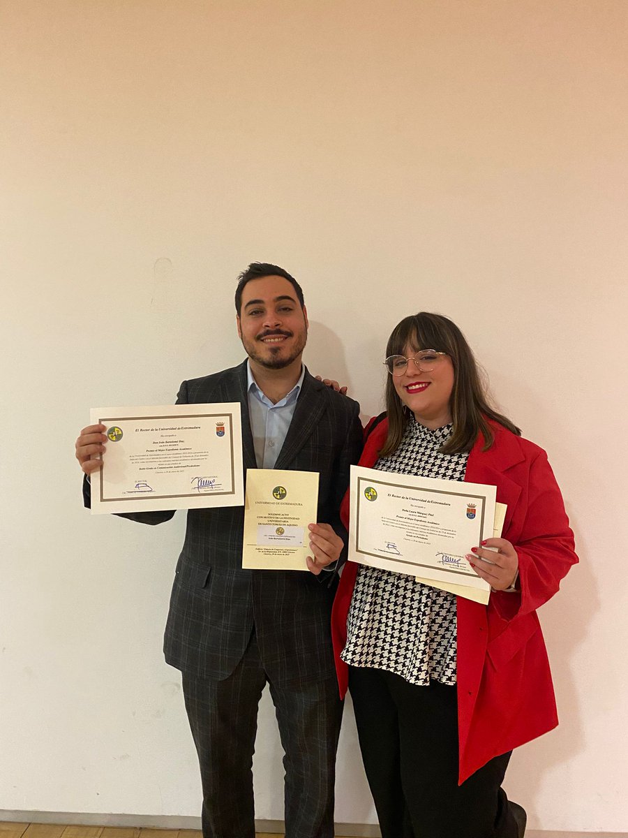bdivan_'s tweet photo. Hace una semana tuve el honor de recibir el Premio Extraordinario de Fin de Carrera por tener el mejor expediente académico de mi promoción en el Doble Grado en Periodismo y Comunicación Audiovisual.

#MejorExpediente #Periodismo #ComunicaciónAudiovisual #Universidad #UEX #UNEX https://t.co/B1kZ4oJGNY