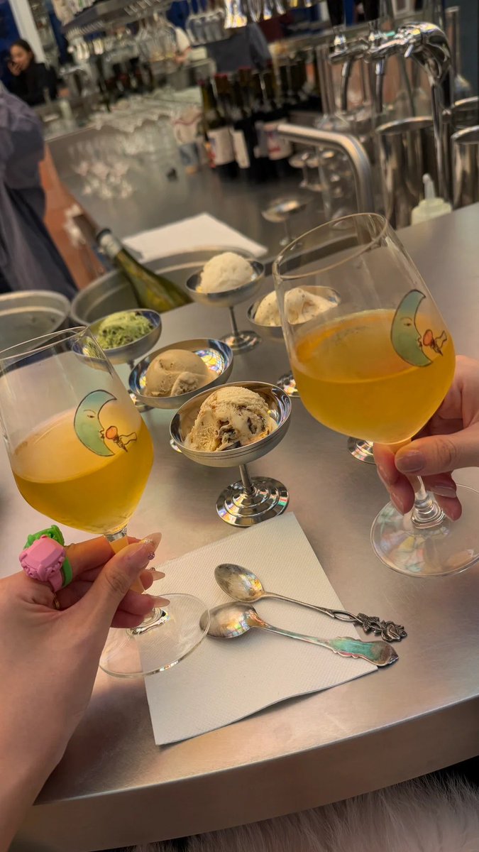 I sometimes went out with my friends and ate ice cream. 🍨🍨❤️