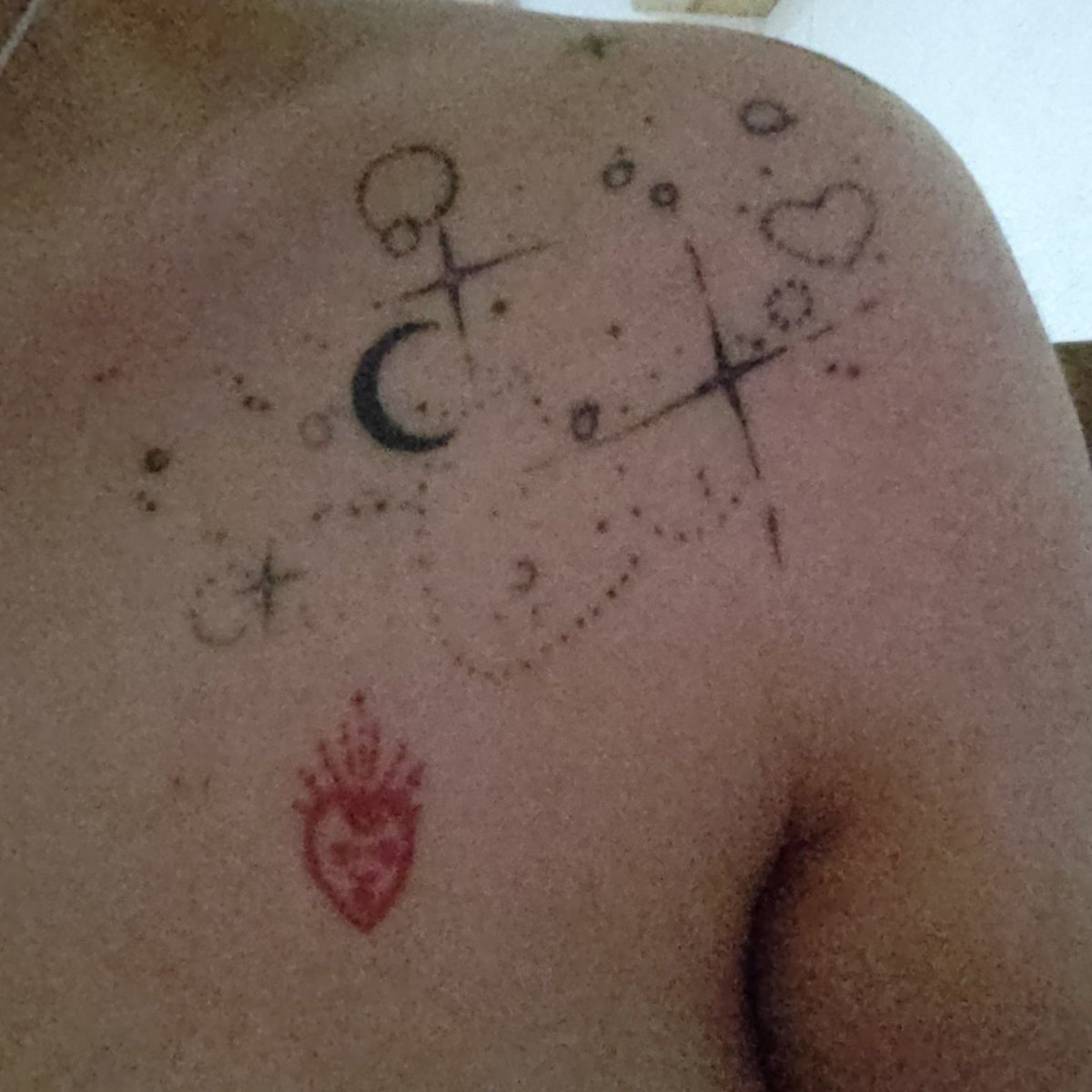 GFJacqueline's tweet photo. @marthadebayle @missinkmexico Yo me quiero remover este tatuaje, lo ame pero ya no me siento identificada con él y con el tamaño del mismo. Ayuda!!! https://t.co/3yPIhvRSAA
