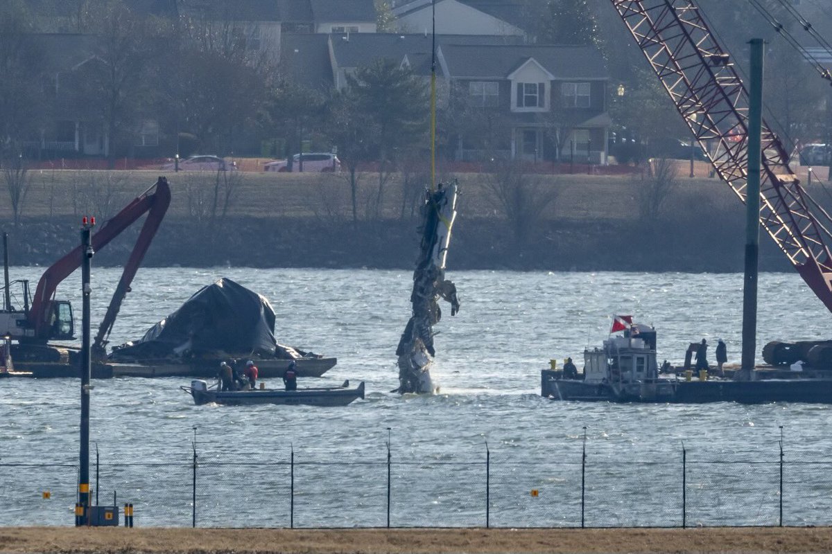 It’s been a week since aircraft collided over the Potomac, killing 67 and leaving questions and some answers.

My article takes you from the minutes before the crash to the ensuing days. 

apnews.com/article/plane-…