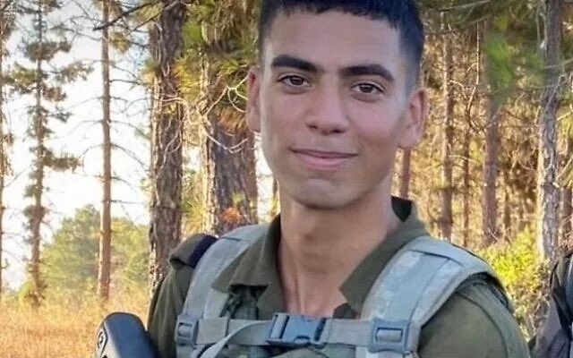 BLEUKLEINN's tweet photo. Je me souviens du témoignage du père d'Adir. Ses mots resteront gravés à jamais dans ma mémoire. 
Quel être humain est capable d'une telle barbarie ? 
Adir Tahar avait 19 ans. 
Il était Sergent dans l'unité Golani de #Tsahal.

Le #7octobre, un terroriste du #Hamas l'a assassiné puis décapité. David Tahar, le père d'Adir, a révélé lors d'une interview en janvier 2024 : "Ils ont décapité Adir puis ont mis sa tête dans un sac avec l'intention de la vendre à des commandants du Hamas pour 10 000 dollars." 

David a découvert que son fils avait été horriblement mutilé seulement quelques minutes avant son inhumation au cimetière du mont Herzl, à Jérusalem. 
Le corps d'Adir avait été identifié grâce à ses plaques d'identité, à une analyse ADN et aux objets personnels qui se trouvaient dans ses poches. 
David explique avoir insisté pour voir la dépouille de son fils, malgré le fait que les responsables de Tsahal le lui déconseillaient.
« Un père a besoin de tout savoir de ses enfants. » « J'ai alors compris très exactement ce que j'étais sur le point d'enterrer. » « J'ai su que j'allais enterrer un fils dont il manquait l'essentiel. »

Quelques semaines après l'inhumation d'Adir, deux terroristes ont été capturés par Tsahal et interrogés par les services de sécurité du Shin Bet. 
L'un des terroristes a révélé qu'il avait tenté de vendre la tête d'un soldat au prix de 10 000 dollars, donnant des détails sur l'endroit où elle pouvait se trouver. 

Un ordre a donc été donné à une unité d'élite de se rendre à cet endroit à #Gaza. Ils retrouvèrent la tête d'Adir dans un sac, dans le congélateur…

Adir avait 19 ans…