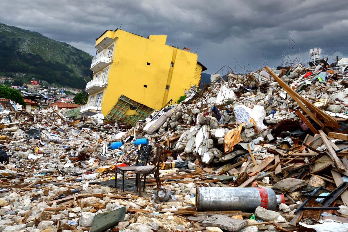 Sadece birkaç saat kala, zamanımızın en büyük felaketlerinden biri olan 6 Şubat 2023 depremi, sadece sevdiklerimizi ve ailelerimizi değil, tarihimizi de beraberinde götürdü. Deprem kurbanlarını anıyor ve onların önünde saygıyla eğiliyoruz!
📷 T. Frenzel #hataydeprem #Antakya