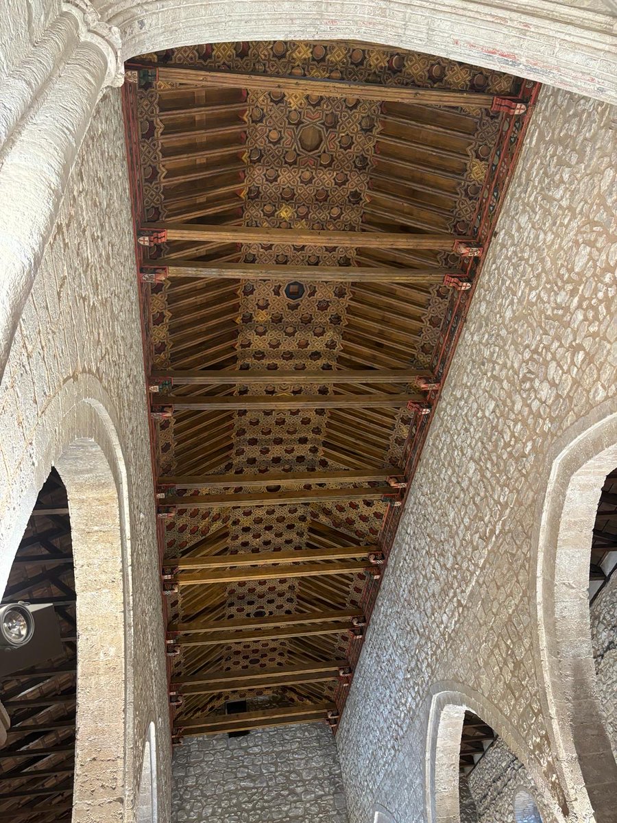 PedroMartnRomo1's tweet photo. Que sepa el mundo entero que en Ciudad Real tenemos artesonado mudéjar. Está en la iglesia de Santiago, que en su día se construyó en el barrio judío. Es de tradición almohade y data de finales s.XIV o principios del XV según una moneda encontrada de tiempos de Enrique III 😌 https://t.co/kfkoD7fQTo