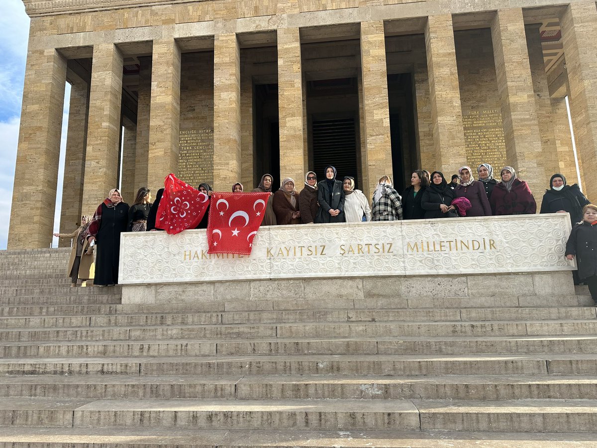 “ Siirt Kadın Kolları teşkilatı olarakbaşkanımız <a href="/AvBetulTubaMavi/">Av. Betül Tuğba Mavi</a> öncülüğünde Anıtkabir ziyaretimizle tarihimize ve değerlerimize olan bağlılığımızı bir kez daha hissettik. Bu anlamlı ziyarette, cumhuriyetimizin kurucusunun mirasına sahip çıkmanın gururunu yaşadık.
