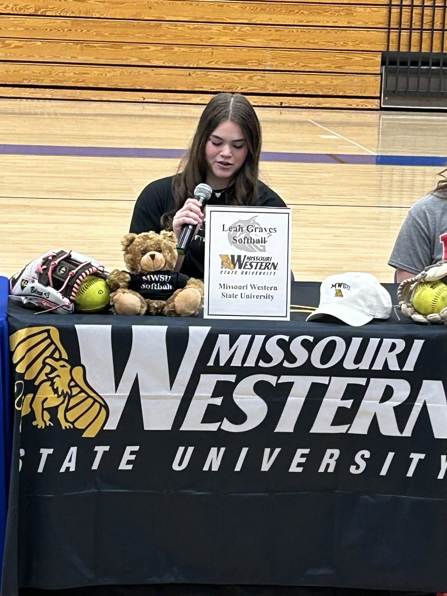 LeahGSoftball's tweet photo. It’s Official! So excited to be a Griffon for the next 4. Thank you to my family and all my coaches along the way and the Bombers organization who helped me get there. And thank you to Coach Nicole for giving me this opportunity #PaintItBlack #GriffUp 🦅🦁 https://t.co/axBlDDRAqP