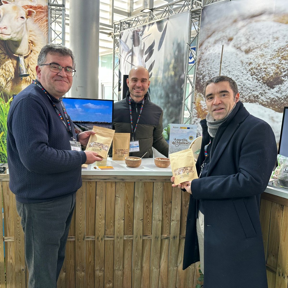 ametlla_IGP's tweet image. Acabam la fira #HorecaBaleares2025 molt contents d'haver donat a conèixer l'#ametlla de #Mallorca a tanta gent i professionals del sector
Gràcies especialment a la conselleria @AgriculturaGOIB per l'espai i el suport i també a @ascaib per les col·laboracions en els showcookings!