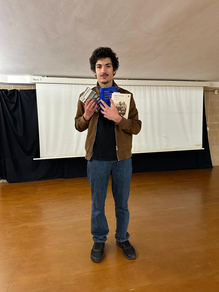 En Max Pérez, antic alumne de la nostra escola i estudiant de telecomunicacions, ens ha explicat la importància de la lectura i de com aquesta li ha fet canviar el punt de vista de moltes coses. Ciència, art i literatura, una combinació guanyadora. 👩‍🔬👨‍🎨📖