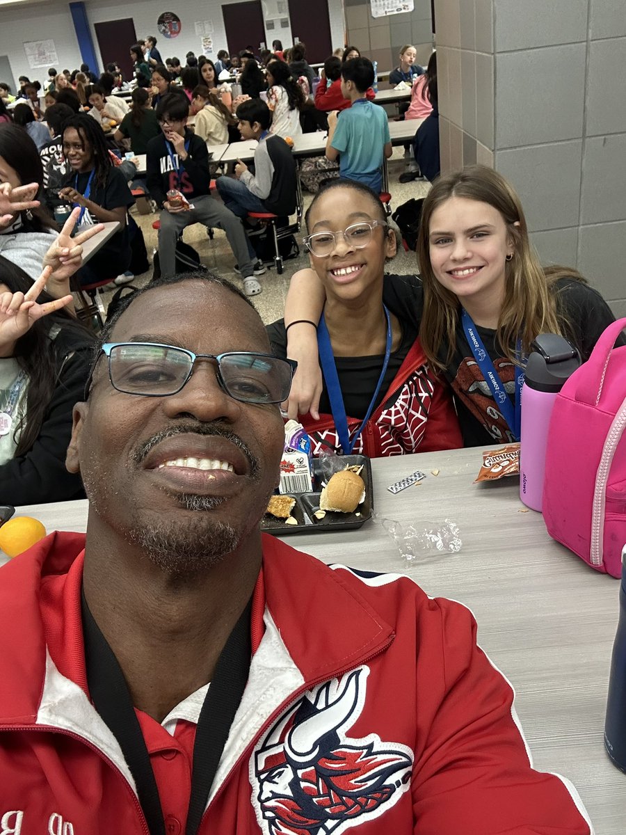 Having lunch with our #AboveTheLine <a href="/DMS_Vikings/">Dulles Middle School</a> 6th graders