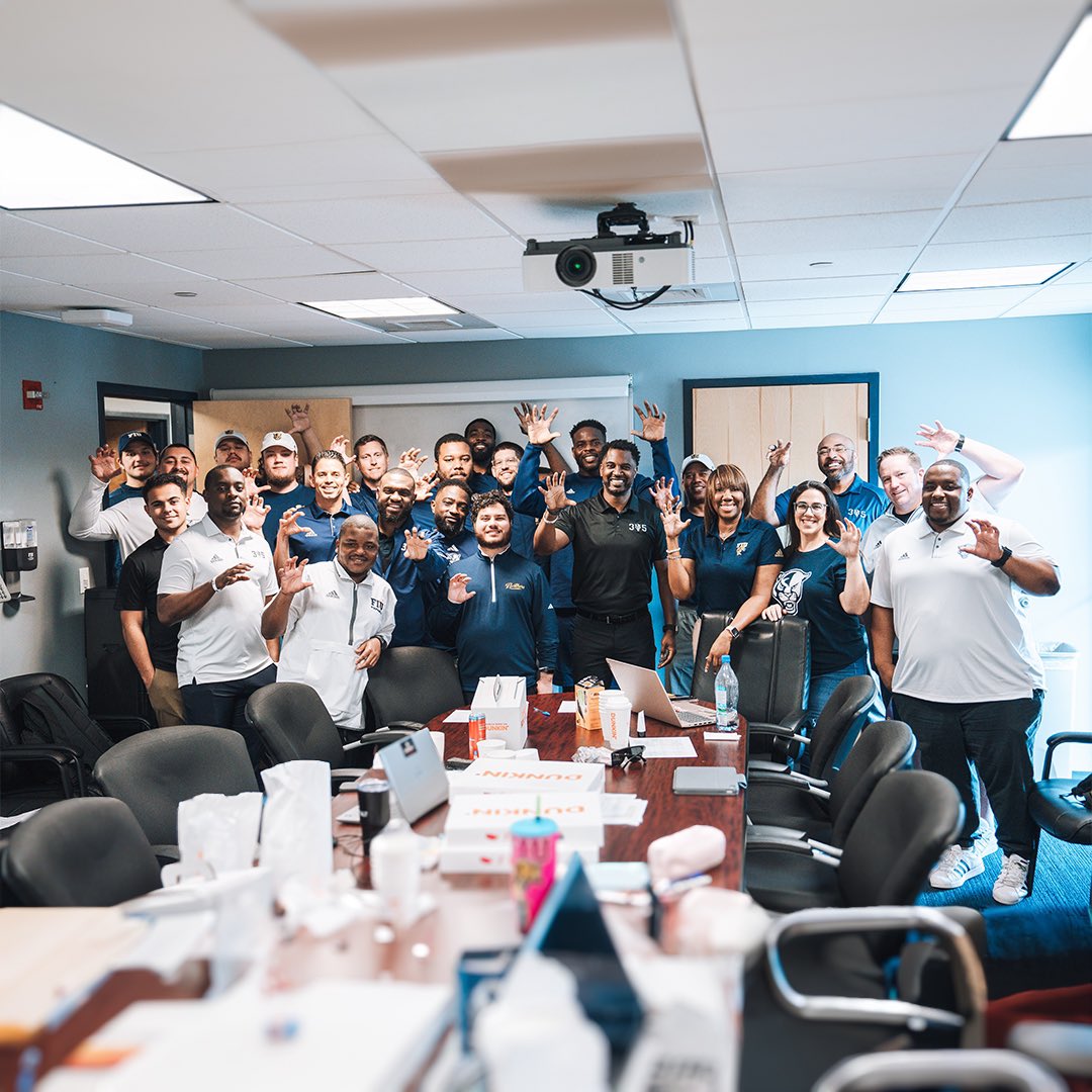 FIUFootball's tweet photo. Monumental day for our program π―
First signing class of the @HCWillieSimmons era is officially in the books ππ₯
#PawsUp https://t.co/u5Yohe8Onw