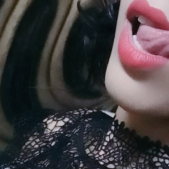 مساء العسل 
للجادين فقط 
تعبت من تويتر والله العظيم مافي اي مصداقيه كلهم حق هدره وكلام فاضي 
نفسي اتعرف ع شخص صادق وجاد ولعلاقه دايمه مش يوم يومين اسبوع ويفلتني ويهرب 
اقسم بالله العظيم اني بكون له كل اللي بنفسه
الجاد يجي خاص واللي حق كلام فاضي لا يتعب نفسه💔🫂