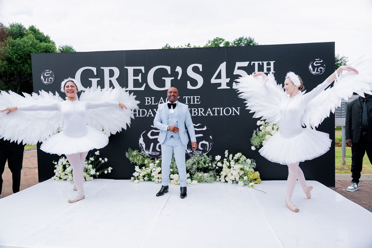 nonoevents's tweet photo. Greg’s 45th Birthday Celebration
#CelebratingGreg #45thBirthday
#45thBirthdayCelebration #Birthday
#Black&WhiteTheme #BirthdayParty #BirthdayCelebration
#Celebration #Flowers #Deco #Black&WhiteSTables #LightingTunnel #Photobooth #SeatingPlan #RedCarpetMoment #NonoEvents https://t.co/tqbQmmhJDj