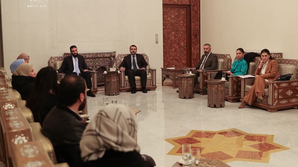 Caesarfamilies's tweet photo. حول اجتماع رئاسة الجمهورية مع عائلات المعتقلين/ات والمفقودين/ات في سوريا:

نحن روابط الناجين/ات وعائلات الضحايا في "ميثاق الحقيقة والعدالة" ومجموعة مستقلة من عائلات المعتقلين/ات والمفقودين/ات والناجين/ات، عقدنا اجتماعاً رسمياً مع رئيس الجمهورية في المرحلة الانتقالية، السيد "أحمد الشرع"، ووزير الخارجية السيد "أسعد الشيباني" في القصر الجمهوري بدمشق، مطالبين بإجراءات فورية وجادة لكشف مصير جميع المفقودين/ات، ومعرفة ظروف اختفائهم، باعتبار أن هذه القضية هي قضية وطنية تمسّ جميع السوريين/ات، وحجر الأساس لتحقيق العدالة والسلم الأهلي في سوريا.

أكدنا خلال لقائنا أنّ كشف الحقيقة حول مصير عشرات آلاف المفقودين/ات ومحاسبة المسؤولين عن هذه الانتهاكات هو حقٌ غير قابل للمساومة وشرط أساسي لتحقيق العدالة. كما شددنا على أن العدالة الانتقالية لا تقتصر على شقها الجنائي، بل تشمل أيضاً إصلاح المؤسسات وتخليد الذكرى.

وشملت مطالبنا العاجلة:
- ضمان عدم تكرار الانتهاكات، خاصة التعذيب والإخفاء القسري.
- ضمان وصول العائلات إلى المعلومات المتوفرة حول أحبائهم/ن المفقودين/ات، لأن الحقيقة حق أساسي للعائلات.⁠
- ⁠الحفاظ على الأدلة في السجون ومقرات الأمن، وحماية المقابر الجماعية ووقف أي عمليات نهب أو تخريب أو استباحة قد تمس بالحقيقة.
- ⁠ضمان دور مركزي للضحايا وعائلاتهم/ن عبر إشراكهم/ن إلى جانب روابط الضحايا والمنظمات الحقوقية السورية في جميع الجهود المبذولة لتحقيق العدالة الانتقالية.
- التعاون مع المؤسسات الأممية والدولية المختصة بملف المفقودين.

خلال الاجتماع، شدد الرئيس "أحمد الشرع" على التزام الحكومة بإعطاء قضية المفقودين/ات أولوية قصوى، مؤكداً العمل على إنشاء جهة متخصصة في شؤون المفقودين/ات، وضمان عدم تكرار الانتهاكات السابقة. كما عبّر عن حرص الحكومة على التواصل المستمر مع عائلات المفقودين/ات وروابط الضحايا، مشدداً على ضرورة عدم اعتبار المخفيين/ات قسراً متوفين/ات دون أدلة ملموسة.

من جهتنا، سنتابع تنفيذ هذه الالتزامات عن كثب، وسنمارس الضغوط اللازمة لضمان ترجمتها إلى إجراءات وأفعال واضحة، لأن العدالة تتحقق بالأفعال.

نظراً لتعقيد هذا الملف، فإن معالجته تتطلب تعاوناً جاداً بين الحكومة، روابط الضحايا وعائلاتهم، والمنظمات السورية والدولية والأممية لضمان حلول عادلة وفعالة.

لا استقرار ولا عملية سياسية ذات مصداقية دون معالجة هذا الملف بجدية وشفافية وبناء الثقة.

#سوريا #سوريا_الجديدة