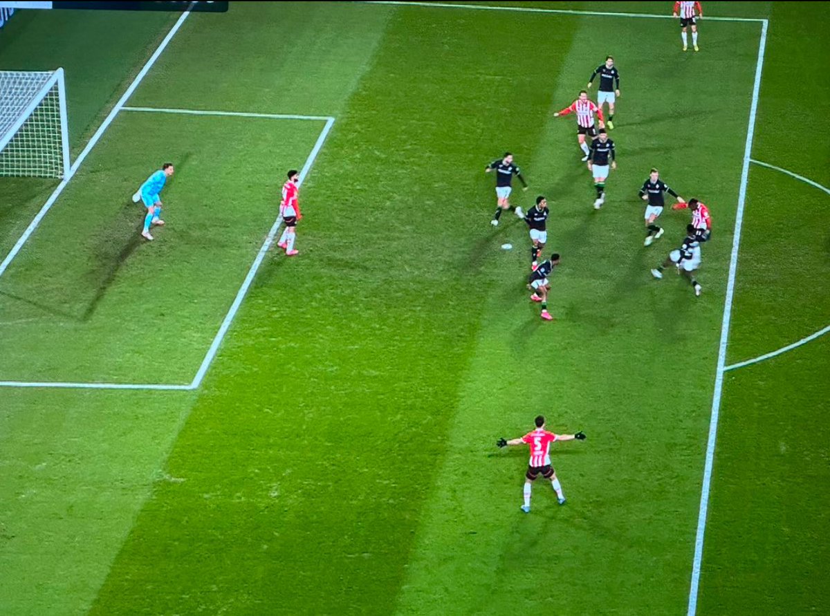 Wat zou nou de reden zijn dat dit geen hinderlijk buitenspel is ? 🤔😡