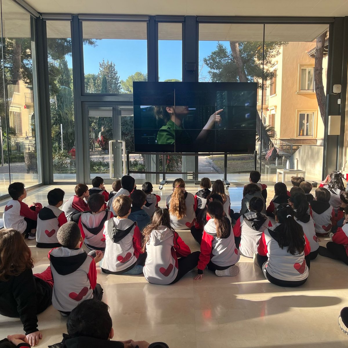 ImmaVedruna's tweet photo. #4tPRIM hem visitat el @BSC_CNS a @la_UPC
Hem après què és un superordinador, per a què serveix i qui utilitza el seu treball.
Hem entès que realitza complexes simulacions i que gestiona moltes dades i les analitza convertint-les en gràfics comprensibles. https://t.co/YssPByILOU