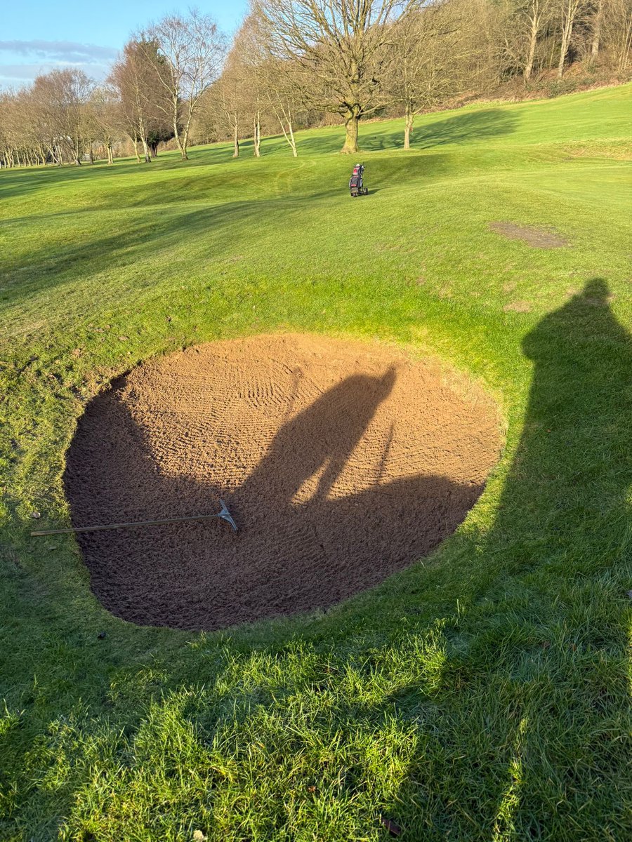 Some more fantastic bunker work by the <a href="/LinkGolfUK_/">Link Golf UK</a> team today, looking great!  ⛳️😎

#chesterfield #bunkers #work #golfers #golflife