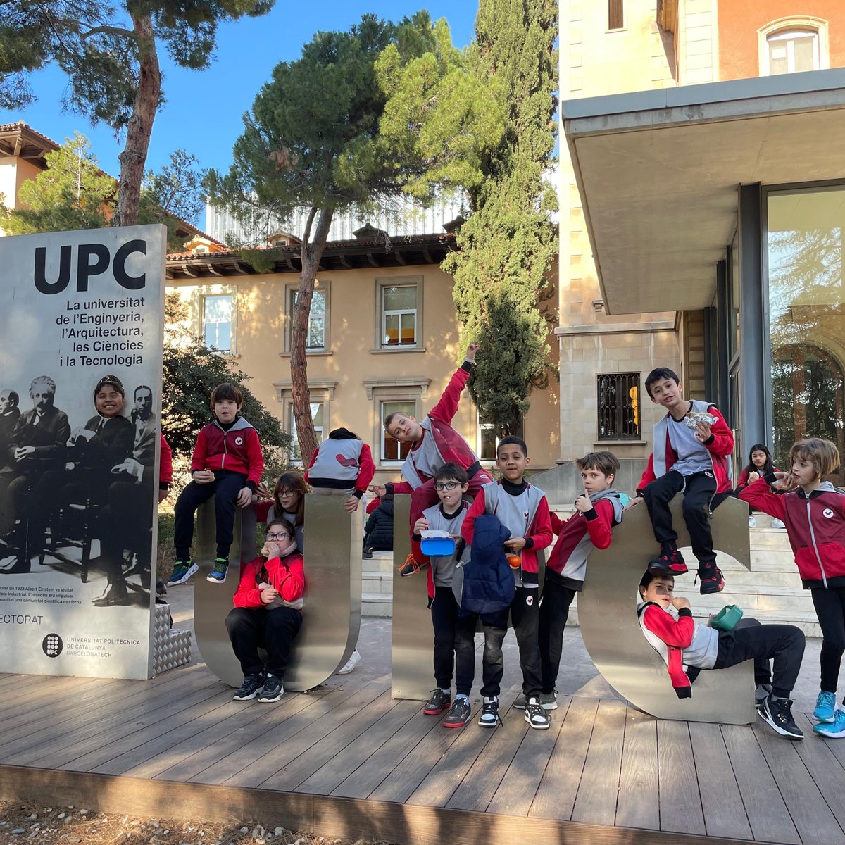 ImmaVedruna's tweet photo. #4tPRIM hem visitat el @BSC_CNS a @la_UPC
Hem après què és un superordinador, per a què serveix i qui utilitza el seu treball.
Hem entès que realitza complexes simulacions i que gestiona moltes dades i les analitza convertint-les en gràfics comprensibles. https://t.co/YssPByILOU