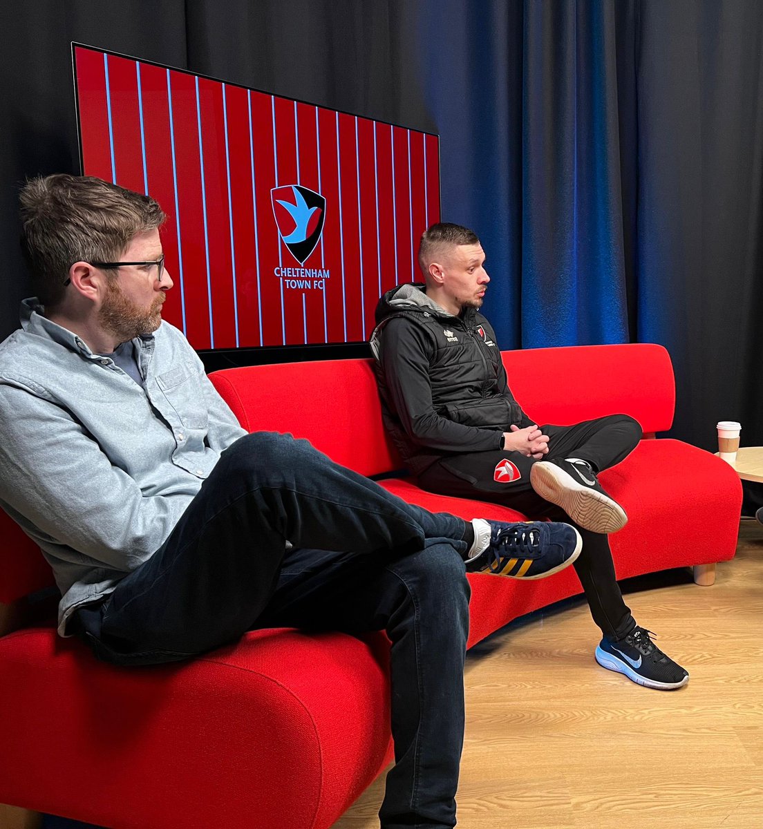 Robinesses manager <a href="/Tave91/">Tom Davies</a> was involved in a press conference with prospective <a href="/BASportsJourno/">Sports Journalism</a> students at <a href="/uniofglos/">University of Gloucestershire</a> this afternoon! 🔴🎙️

Tom was quizzed on our cup progression  and our exciting end to the season! Thanks to everyone at UOG! 🔴👏

#CTWFC #UniofGlos #FAWNL