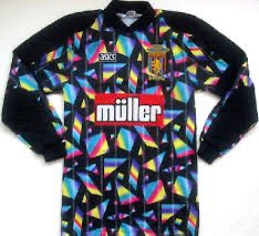 BLicence's tweet photo. @ketters84 @PremiershipYrs I made my old man queue for an hour to buy me Bosnich’s GK kit from there. Wasn’t until I got it home that I realised how bloody awful it was. He wasn’t happy!! 😂 https://t.co/ImfQV0pGhh