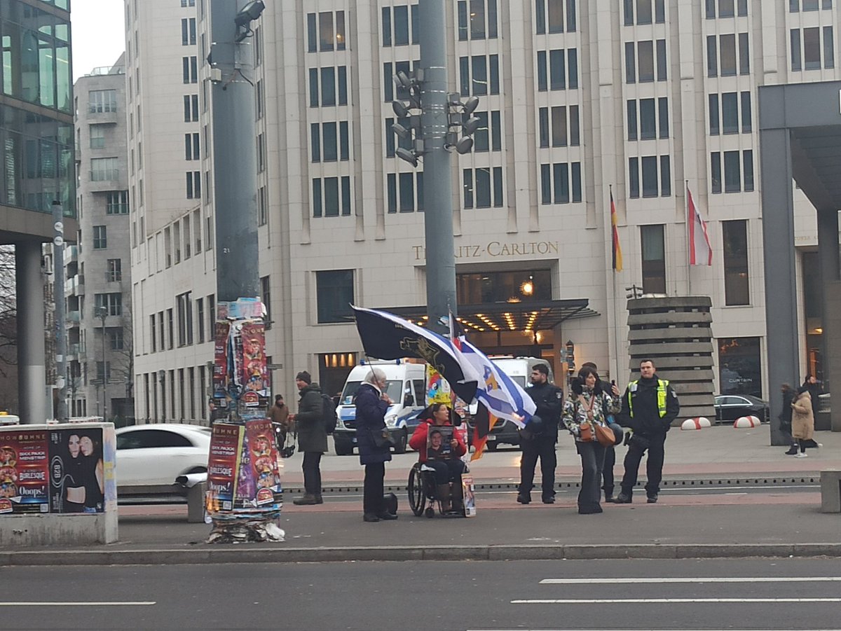 Mausebaer17's tweet photo. 3 Leute, 3 Fahnen auf der Gegendemo. 13 Polizist:innen drumherum. #B0502 https://t.co/Ijq0KvzJFO