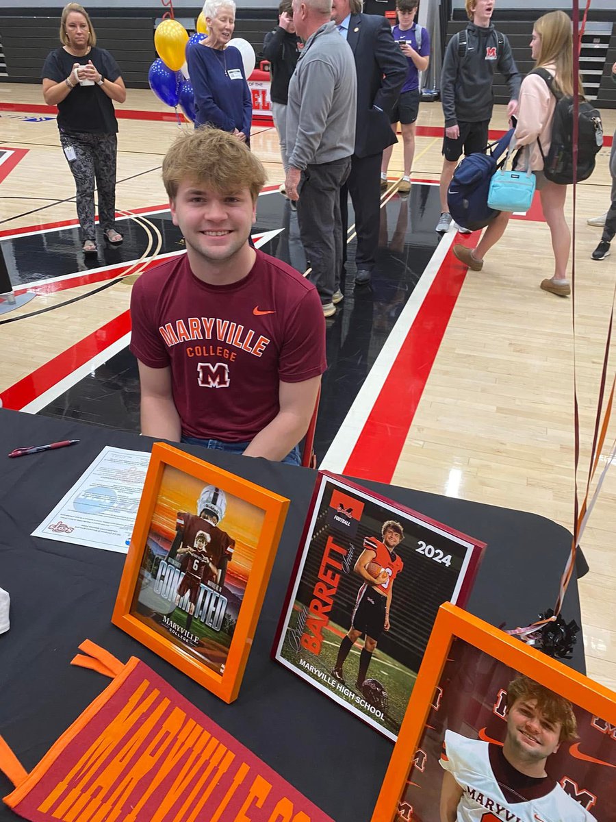 BrittonBarrett's tweet image. It’s official! I’m extremely proud of all of my teammates! I’m looking forward to pursuing a degree and competing athletically all while staying in my hometown!
#GoScots
@MaryvilleC @QBCoachFox @Jake_Flaherty_8 @RebelRadioMHS @josh_lane20 @MCScotsFootball @CoachMacScots…
