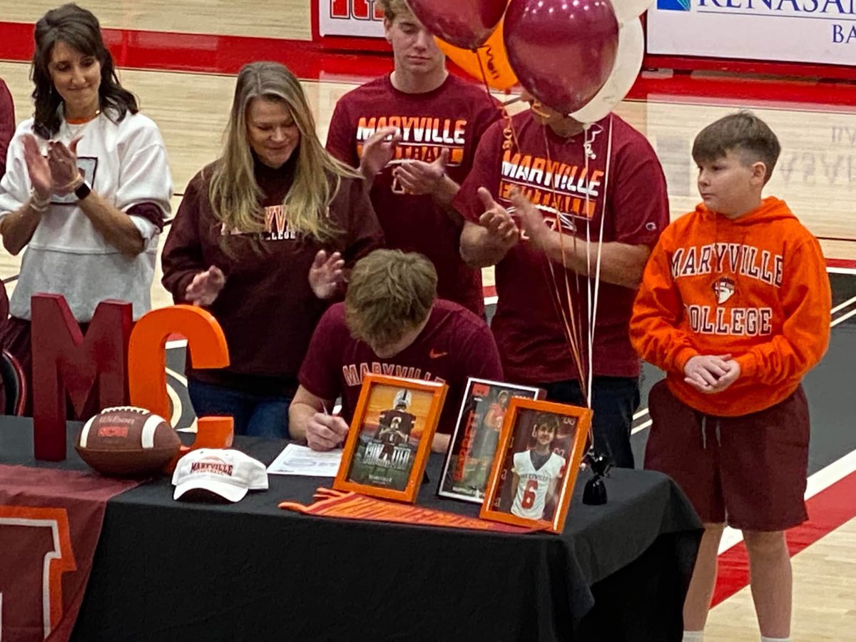 BrittonBarrett's tweet image. It’s official! I’m extremely proud of all of my teammates! I’m looking forward to pursuing a degree and competing athletically all while staying in my hometown!
#GoScots
@MaryvilleC @QBCoachFox @Jake_Flaherty_8 @RebelRadioMHS @josh_lane20 @MCScotsFootball @CoachMacScots…