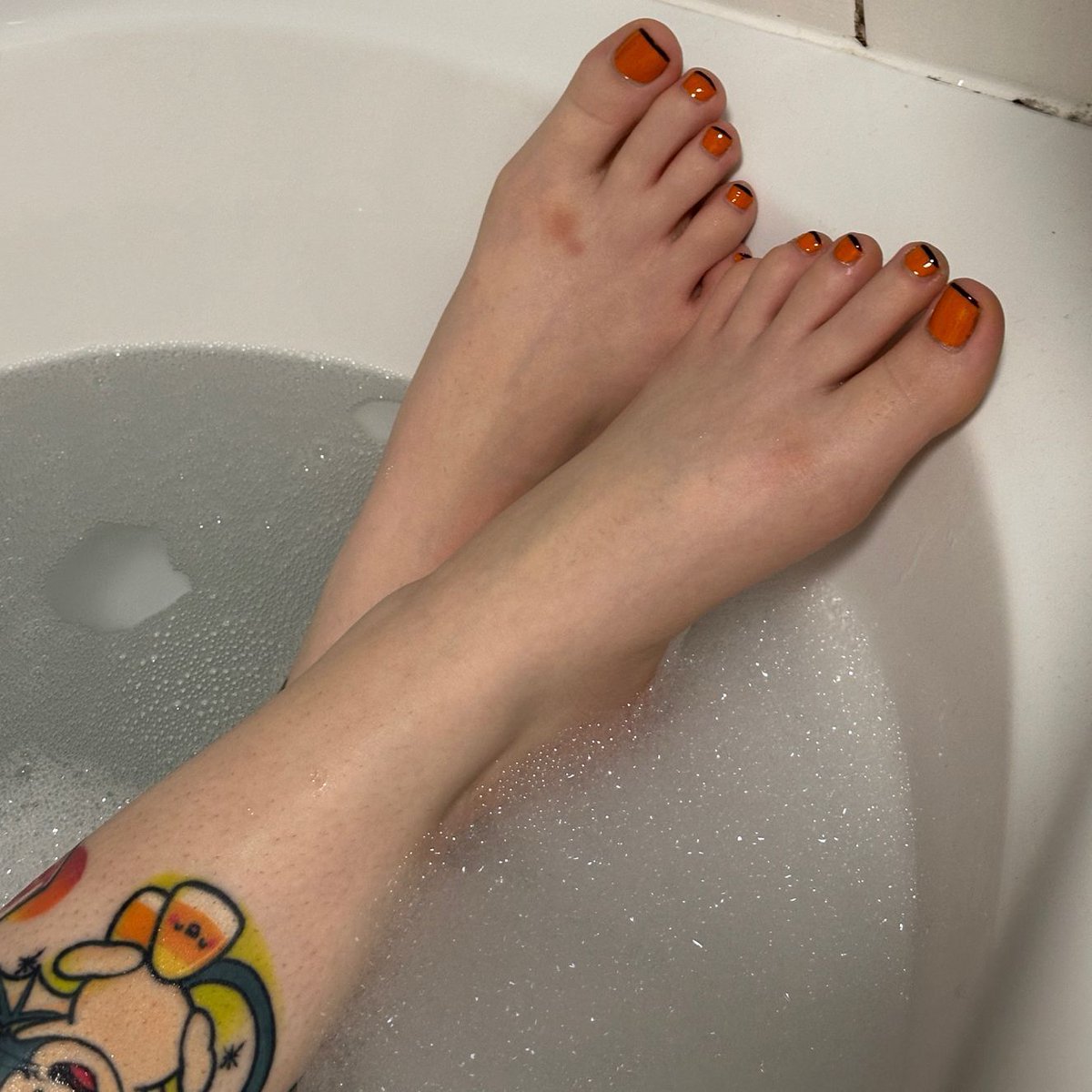 dbzgothx's tweet photo. Bath time 🥰💦 #pedicure #orangepedi #bathpics https://t.co/Id8PAyRGlo