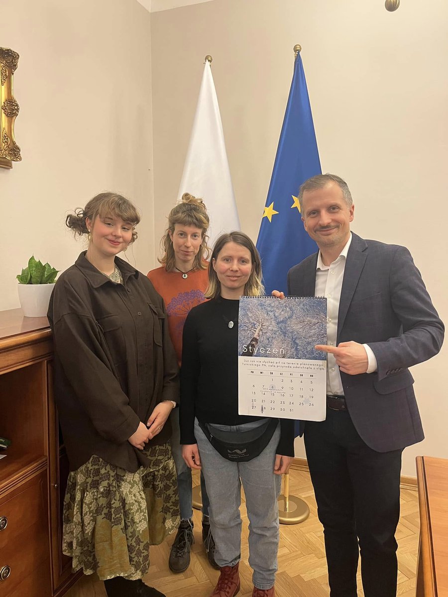 A_Zapalowski's tweet photo. Te dzieciaki współdecydują o gospodarce leśnej w Polsce. Decydują o losach setek firm meblarskich, o tysiącach miejsc pracy, o tym jak będą żyli ludzie w setkach wiosek. To ludzie Hołowni. https://t.co/vDX8jD23zQ