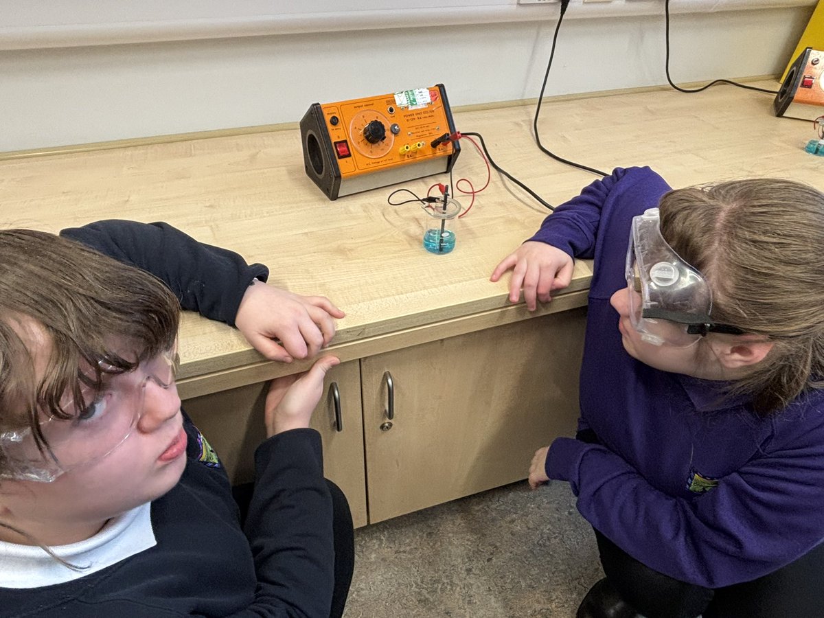 Craigy_Science's tweet photo. The Seniors and their electrolysis experiments ⚡️🧪

@CraigmarlochINV https://t.co/y4zDKcXWO7
