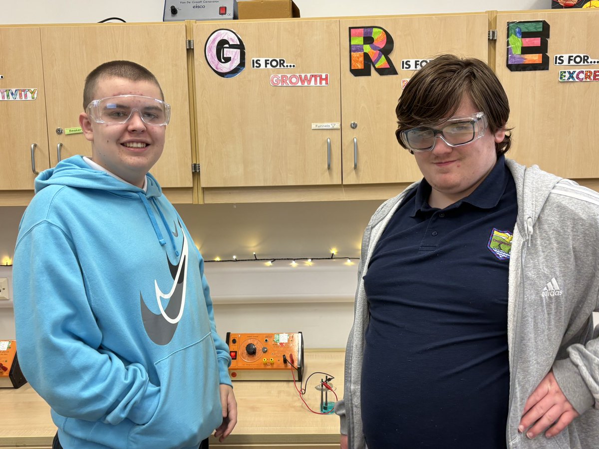 Craigy_Science's tweet photo. The Seniors and their electrolysis experiments ⚡️🧪

@CraigmarlochINV https://t.co/y4zDKcXWO7