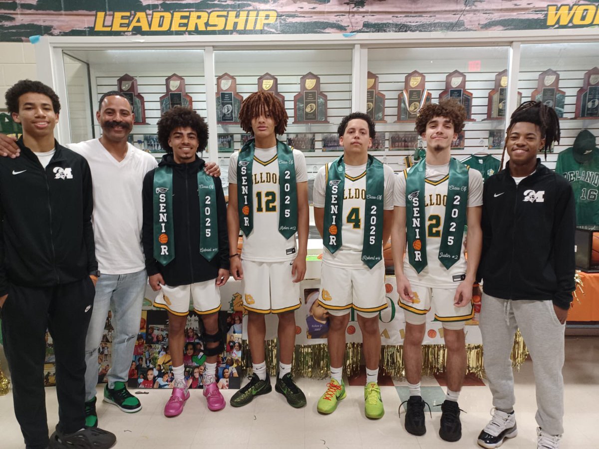 Noluvred's tweet photo. Sr. night https://t.co/YaZS1MdeGE