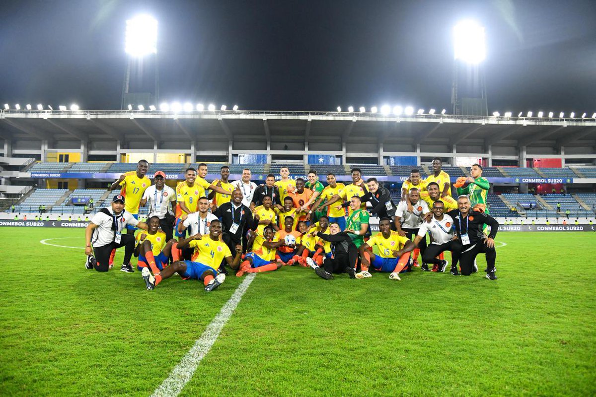 DTCesarTorres's tweet photo. #DTCésarTorres | ¡Este es nuestro sueño! 🇨🇴🔥

Primer paso en el hexagonal final y lo dimos con el alma. Como entrenador, no puedo estar más orgulloso de este grupo de guerreros que dejaron todo en la cancha.

Seguimos luchando por lo que soñamos. 

¡Vamos, Colombia! 🇨🇴🙏🏻 https://t.co/ATxui8r7Cr
