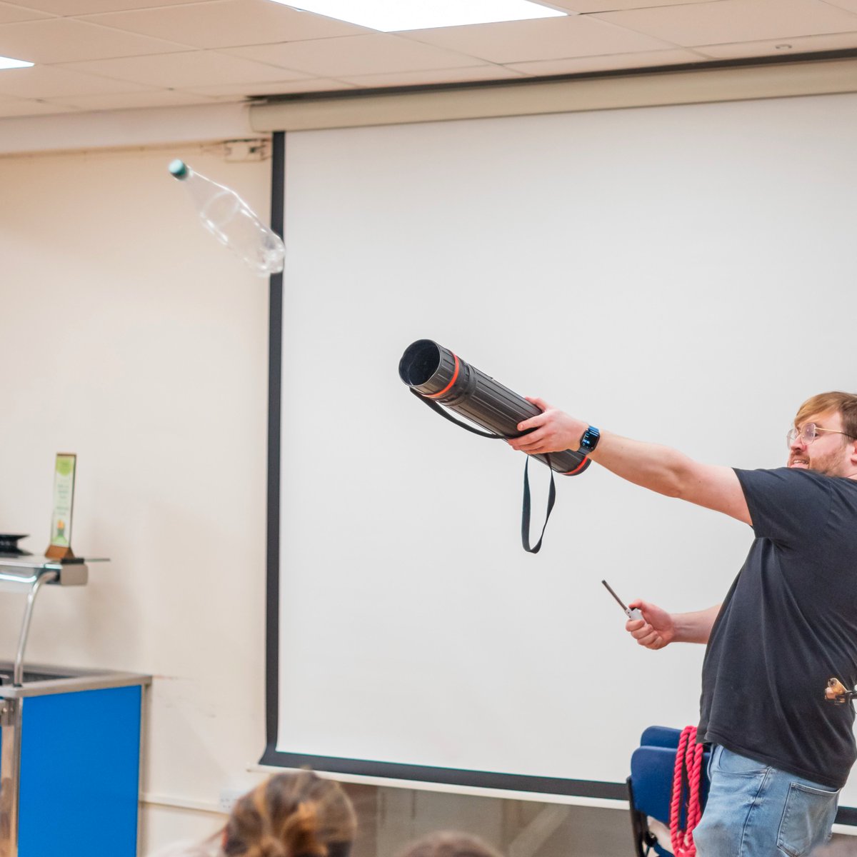 DHSPrep's tweet image. This week we welcomed Ted Hill from the @Ri_Science. Ted set fire to things, made things go bang! and demonstrated how difficult it is to pull apart two interleaved books. Ted also brought along a radioactive banana! A great day - thank you Ted! 💥🔥#science #energy #scienceisfun