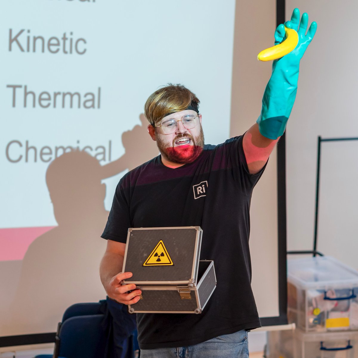 DHSPrep's tweet image. This week we welcomed Ted Hill from the @Ri_Science. Ted set fire to things, made things go bang! and demonstrated how difficult it is to pull apart two interleaved books. Ted also brought along a radioactive banana! A great day - thank you Ted! 💥🔥#science #energy #scienceisfun