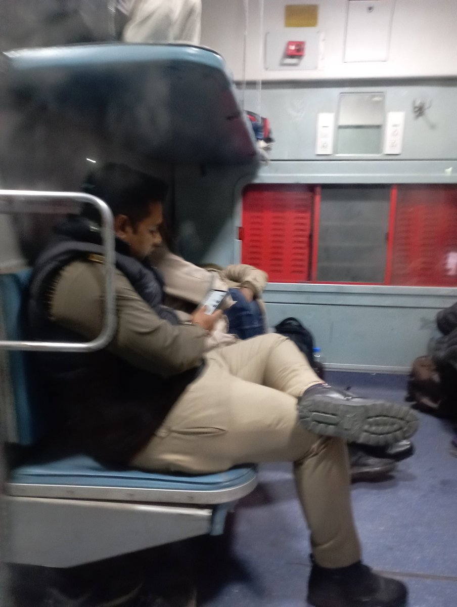 iamavneesh89's tweet photo. @Uppolice yah Sangam express hai gate Open nhi kar bahut bolne baad bhi tundla railway station par https://t.co/VnDqEg7kJw