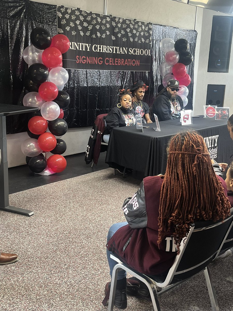 SIGNING CEREMONY FOR WR/SS Fonzy Smith <a href="/FonzySmith7/">Fonzy Smith 🏈</a> SIGNING TO <a href="/WKUFootball/">WKU Football</a> ONE OF THE BEST IN THE STATE!!