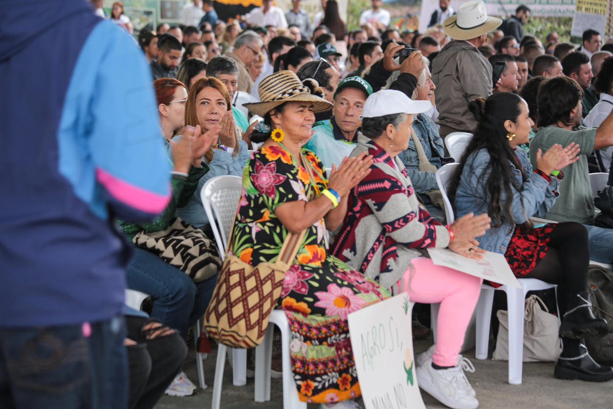 MinAgricultura's tweet image. #EnImágenes 📸 | En Támesis (#Antioquia), el #GobiernoDelCambio dejó claro que las Áreas de Protección para la Producción de Alimentos - #APPA son #TerritoriosQueAlimentan 🌽 y dan vida.🌱 Sembramos esta apuesta para luchar contra el hambre, 🌾enfrentar la crisis climática 🌦 y…