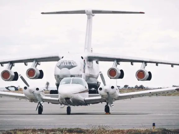 AeroclubUshuaia's tweet photo. Nuestro hermoso Piper PA34 Séneca posando junto al poderoso Ilyushin IL-76, en el Aeropuerto Internacional Presidente Carlos Ibáñez del Campo en Punta Arenas 🇨🇱
#volar #aeroclubushuaia #aviation #aviationworld #aviationgeek #aviationdaily #aviationlovers #pilotviews #piloteyes https://t.co/6Z8KUFcEPX