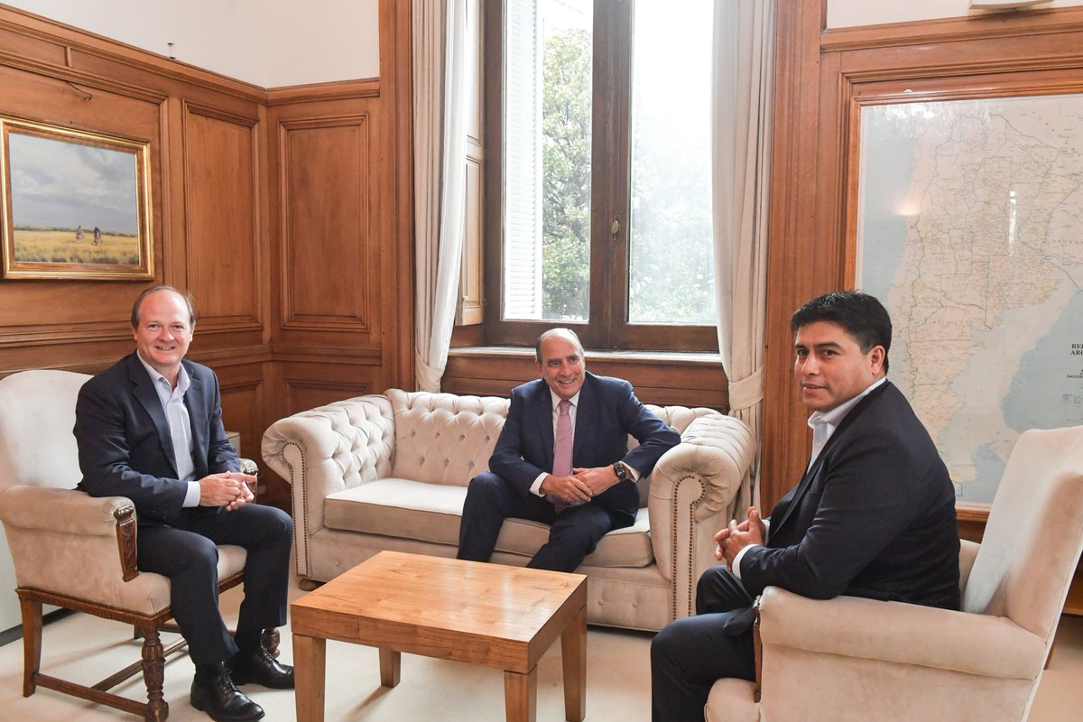 Con el gobernador de Santa Cruz, <a href="/ClaudioVidalSer/">ClaudioVidal</a>, analizamos temas relacionados con YPF, con Yacimientos Carboníferos Río Turbio (YCRT), con la mina aurífera que opera la empresa Newmont y con las obras en rutas nacionales de la provincia.
Encaminamos una agenda de trabajo en