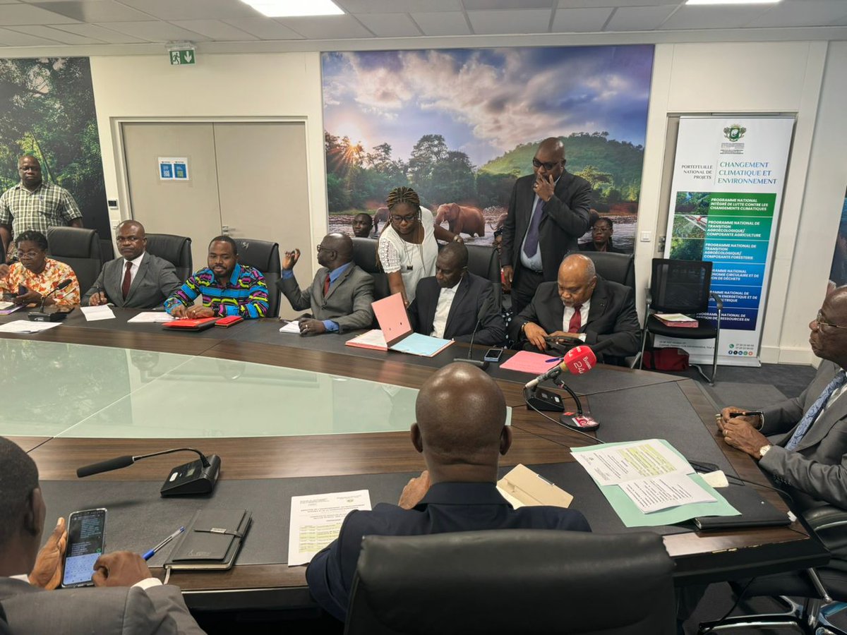 EBAFOSAci's tweet image. l&apos;OI-REN et le Ministère de l&apos;Environnement, du Développement Durable et de la Transition Écologique (MINEDDTE) ont signée une Convention visant à lutter contre les changements climatiques et à mobiliser les fonds climatiques. 
EBAFOSACi et le ROSCIDET y étaient.
#Climat #sdg