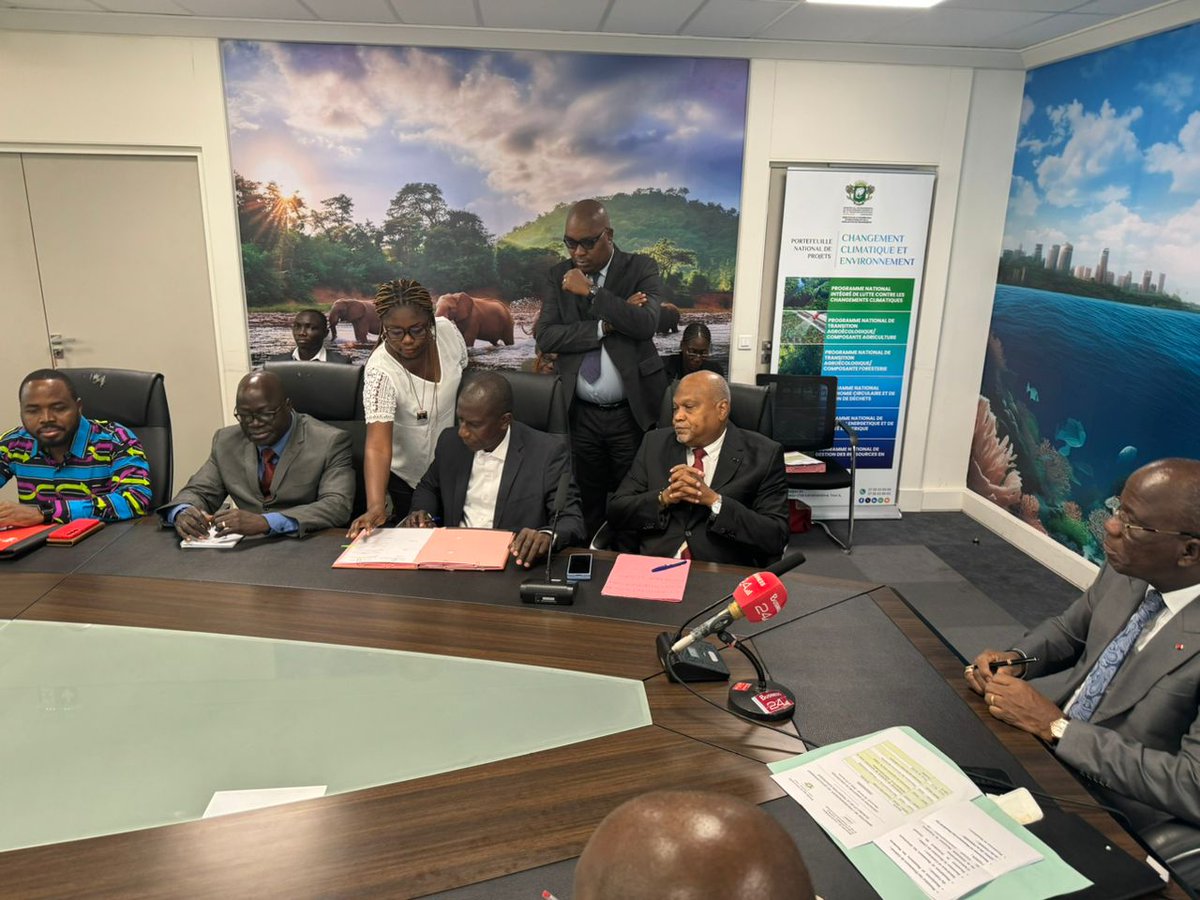 EBAFOSAci's tweet image. l&apos;OI-REN et le Ministère de l&apos;Environnement, du Développement Durable et de la Transition Écologique (MINEDDTE) ont signée une Convention visant à lutter contre les changements climatiques et à mobiliser les fonds climatiques. 
EBAFOSACi et le ROSCIDET y étaient.
#Climat #sdg