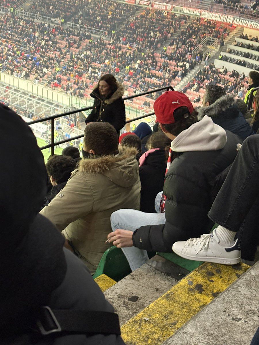 AlbaLentini's tweet photo. Messaggio informativo durante competizione sportiva a San Siro: “vietato fumare” 🚭 Quando iniziamo a multare chi non rispetta le regole? Se iniziare a far pagare la gente per ogni sigaretta, la volta dopo ci pensano 2volte ad accenderne un’altra! @acmilan @GermanoLanzoni https://t.co/8Ns5kB92Jc