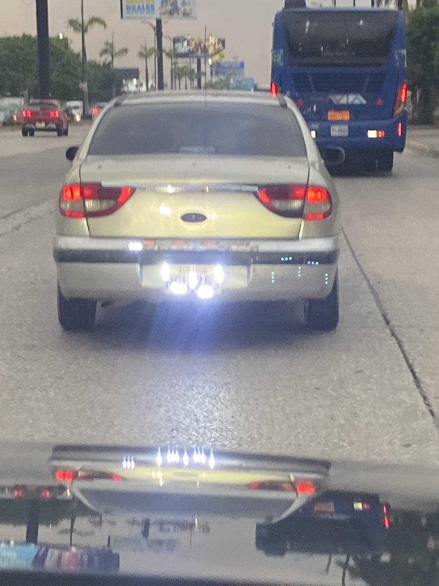 Lagransenio's tweet photo. Carro con luces LED para que no vean su placa PGU-0253 @ATMGuayaquil #ATMGuayaquil , #DenunciaCiudadana  … además que encandelilla a los carros que van atrás de este carro https://t.co/F8NQxWV6c4