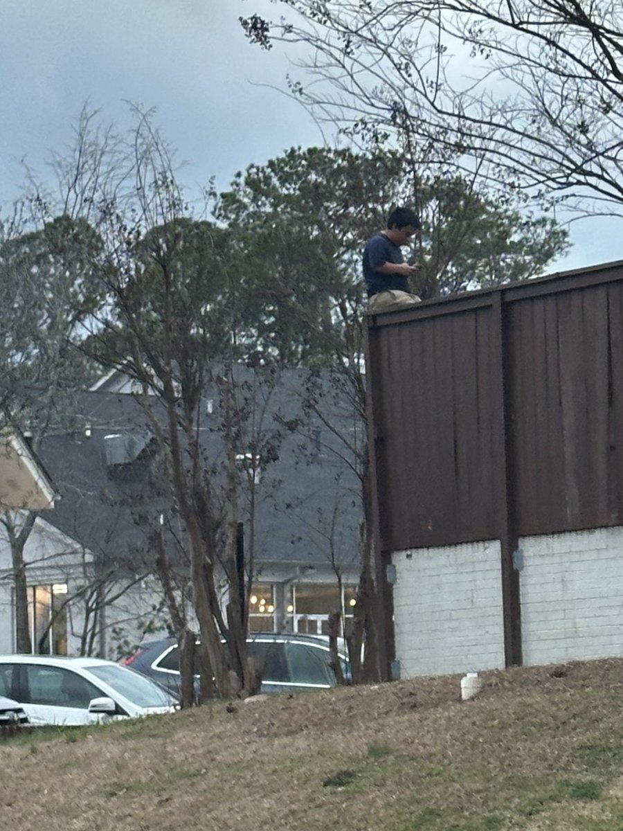 JohnnyBoone99's tweet image. Pi kap midget on the fence. Symbol for destruction tonight.