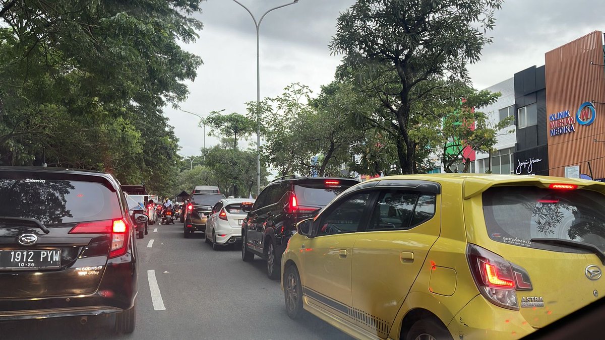 RadioElshinta's tweet photo. 06.33: Arus lalu lintas di Ciater, Pamulang tepatnya di depan Solaria terpantau padat merayap imbas ada truk mengalami gangguan, saat ini petugas sudah berada di lokasi. (P. Effriel)
#InfoLalinElshinta https://t.co/ovFsxr0WrT