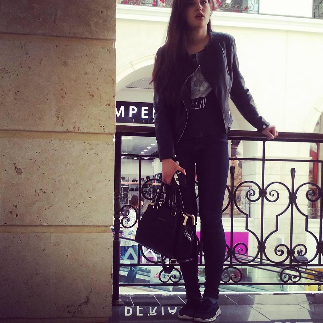 Sun’s out, mood’s up, and I’m just here vibin’. ☀️😌