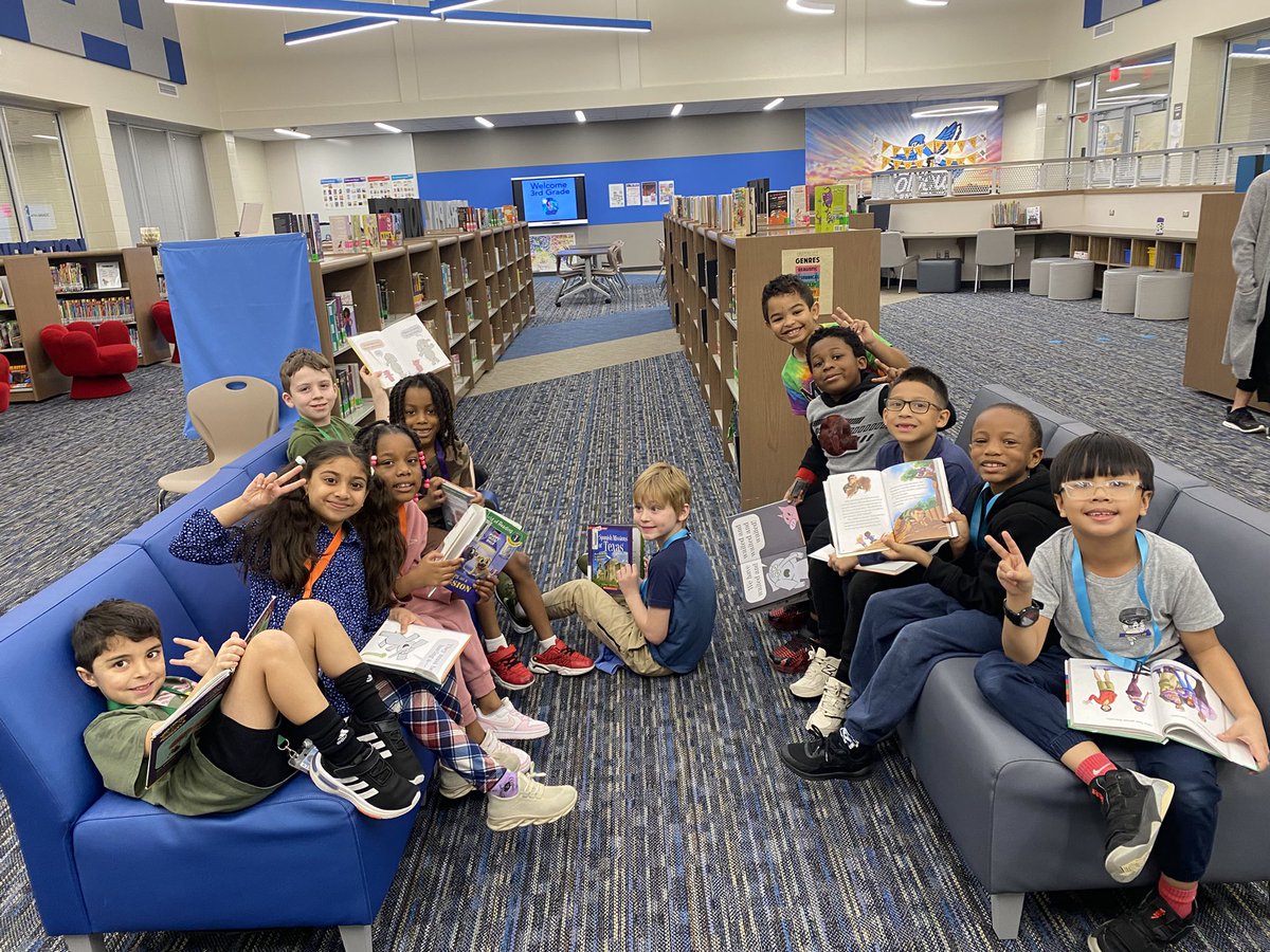 We love library 📚 day!! <a href="/LibraryGE/">F. Fernandez</a>  <a href="/Golbowtweets/">Golbowtweets</a>